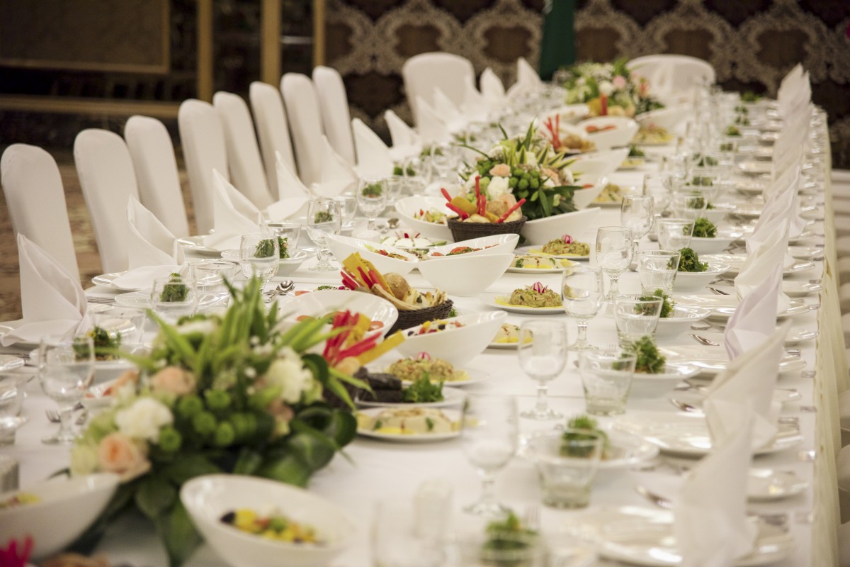 buffet dînatoire ou dîner servi pour repas de mariage